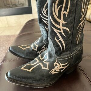 Justin Black Western Cowboy Boots with Tan Cross Embroidery.